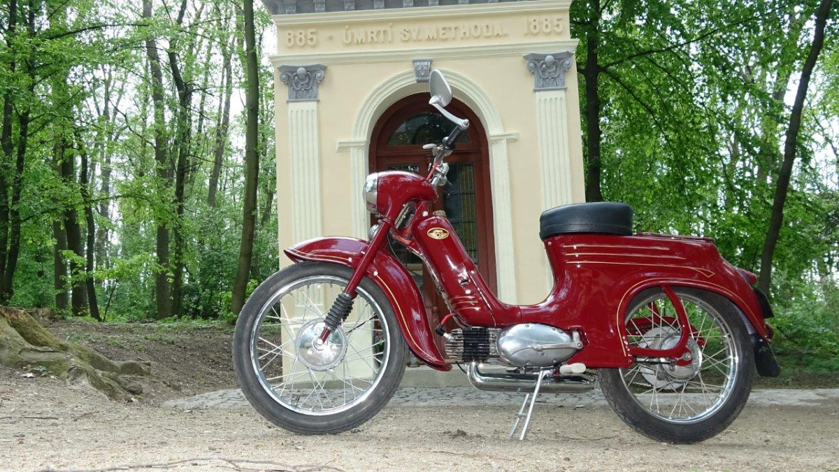 JAWA 555 - www.autasocialismu.cz